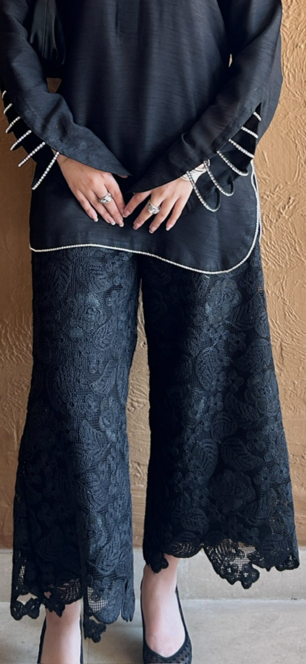 IZAAR Black